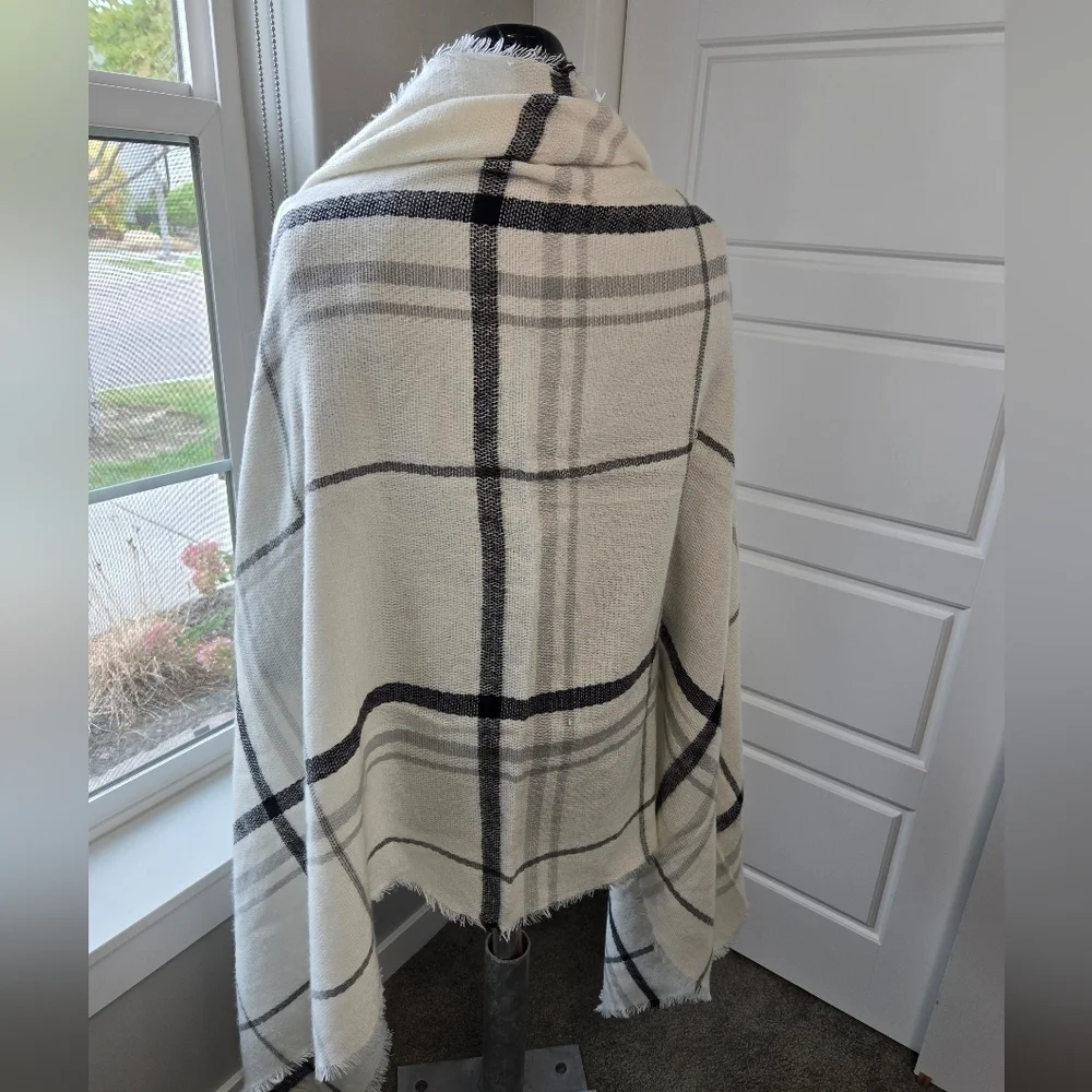 OLD NAVY OVERSIZE FLANNEL BLANKET SCARF CREAM PLAID SHAWL WRAP WOMEN OS COZY